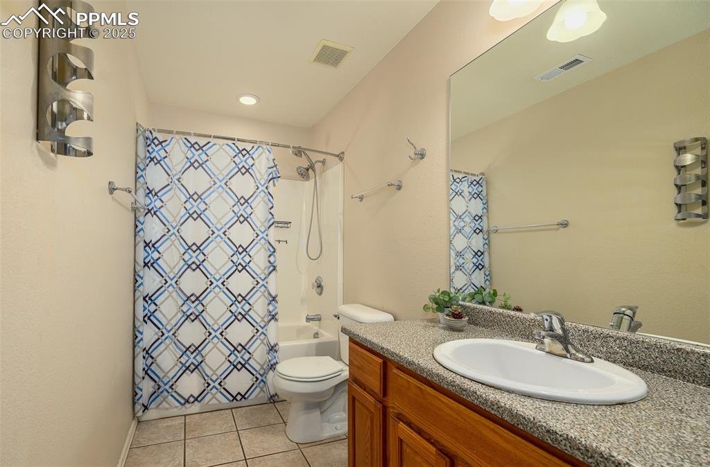 Image 20 of 44: Bathroom