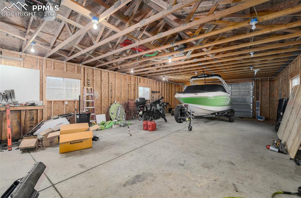 Image 26 of 44: Garage