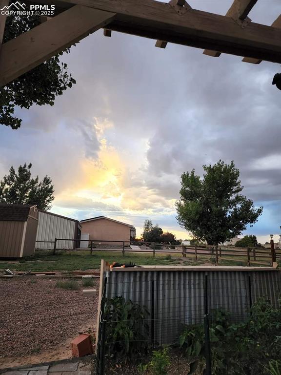 Image 30 of 44: Yard