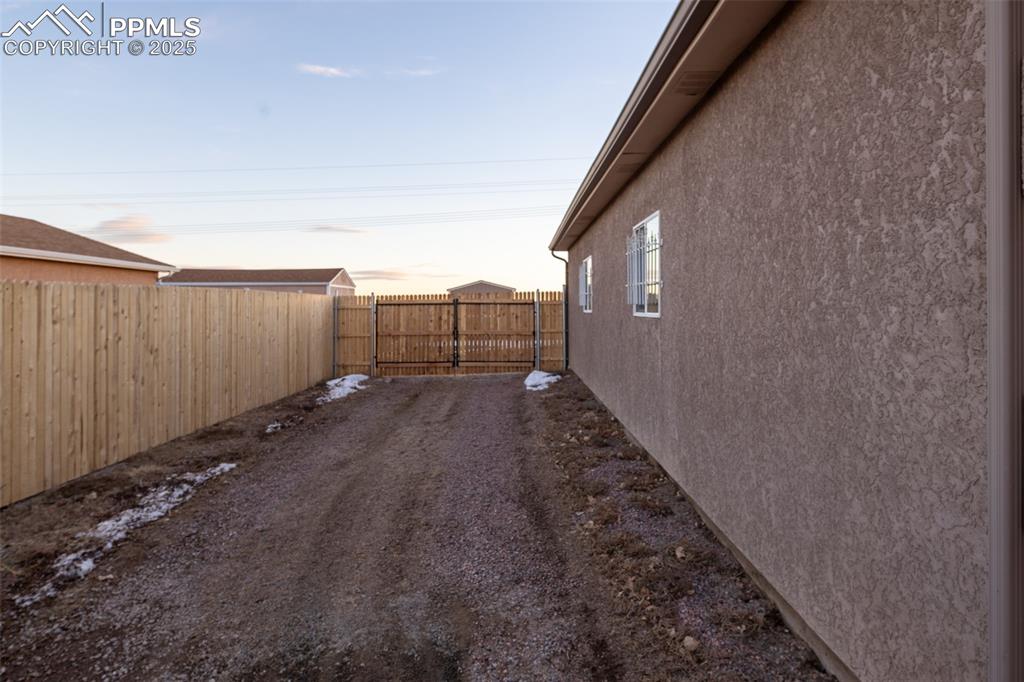 Image 32 of 44: Yard