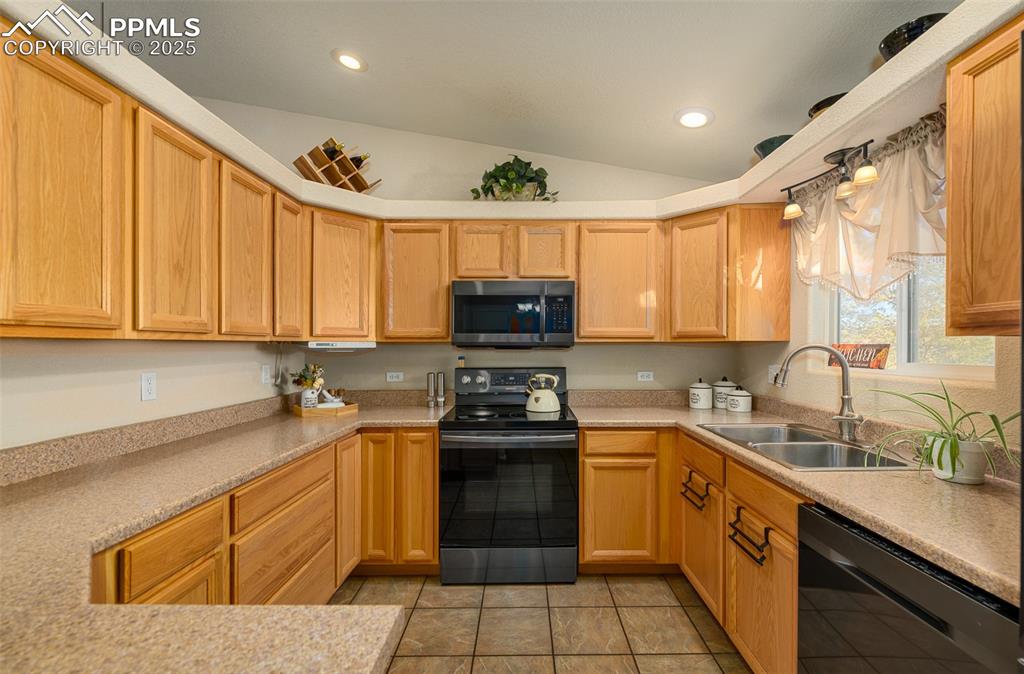 Image 5 of 44: Kitchen