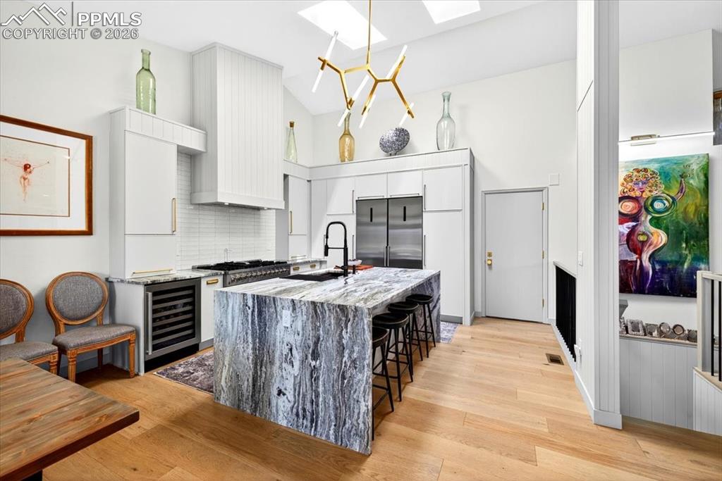 Image 10 of 50: Kitchen