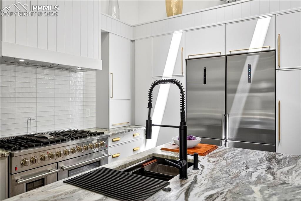Image 11 of 50: Kitchen