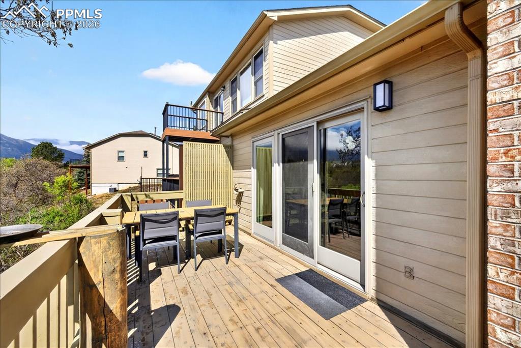 Image 8 of 50: Deck
