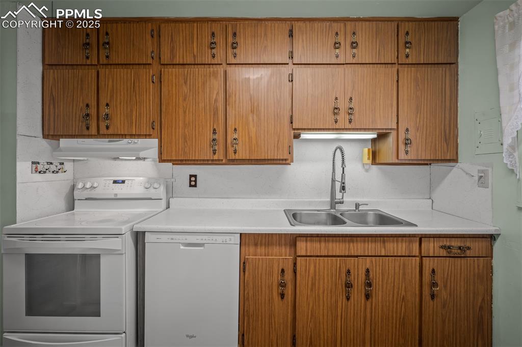 Image 15 of 45: Kitchen