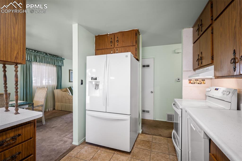 Image 16 of 45: Kitchen