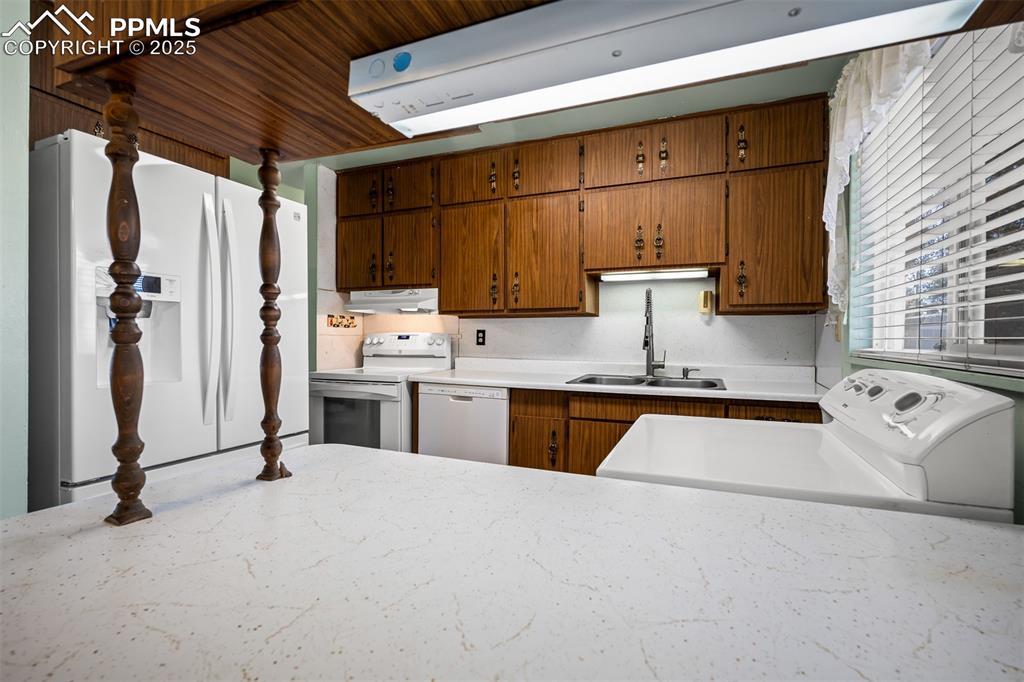 Image 17 of 45: Kitchen