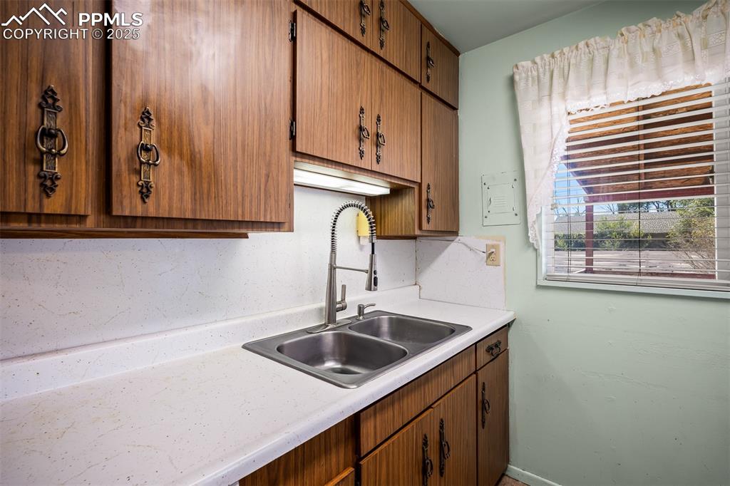 Image 18 of 45: Kitchen