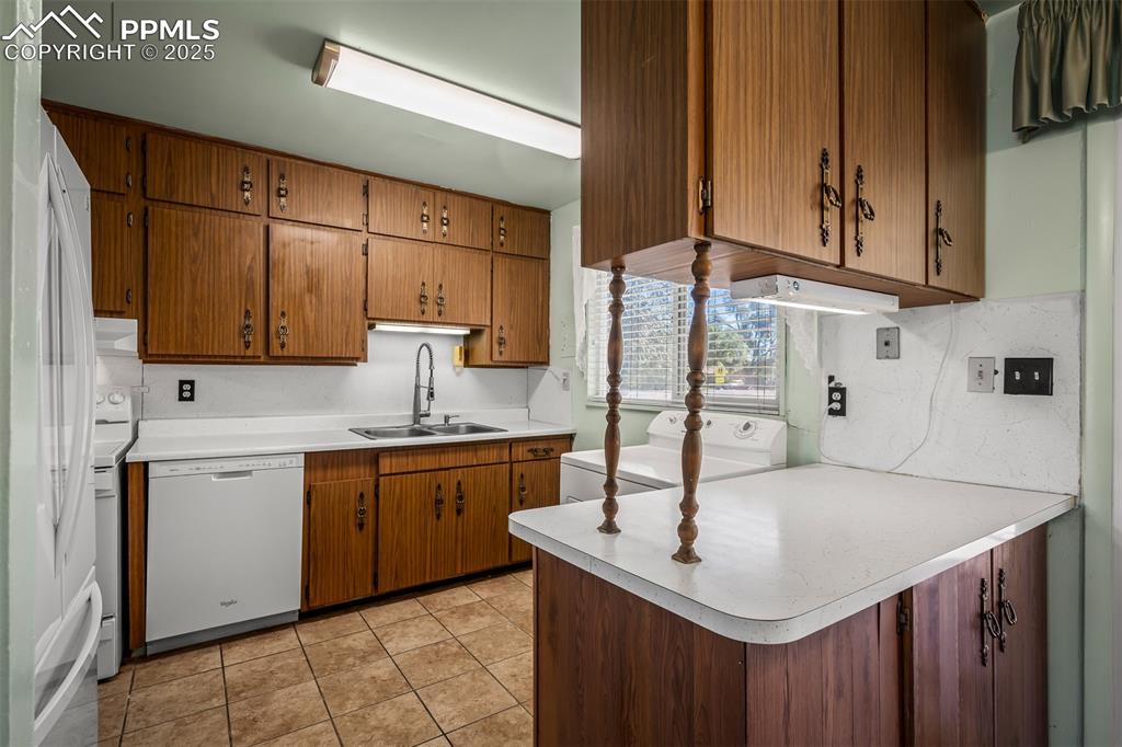 Image 19 of 45: Kitchen