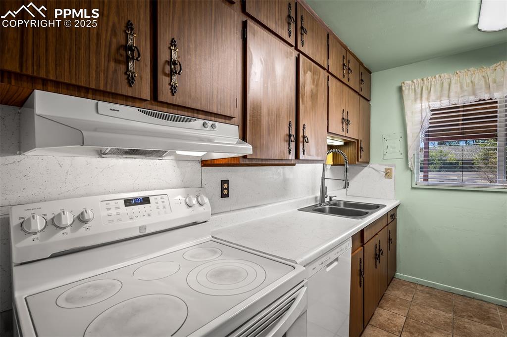 Image 20 of 45: Kitchen