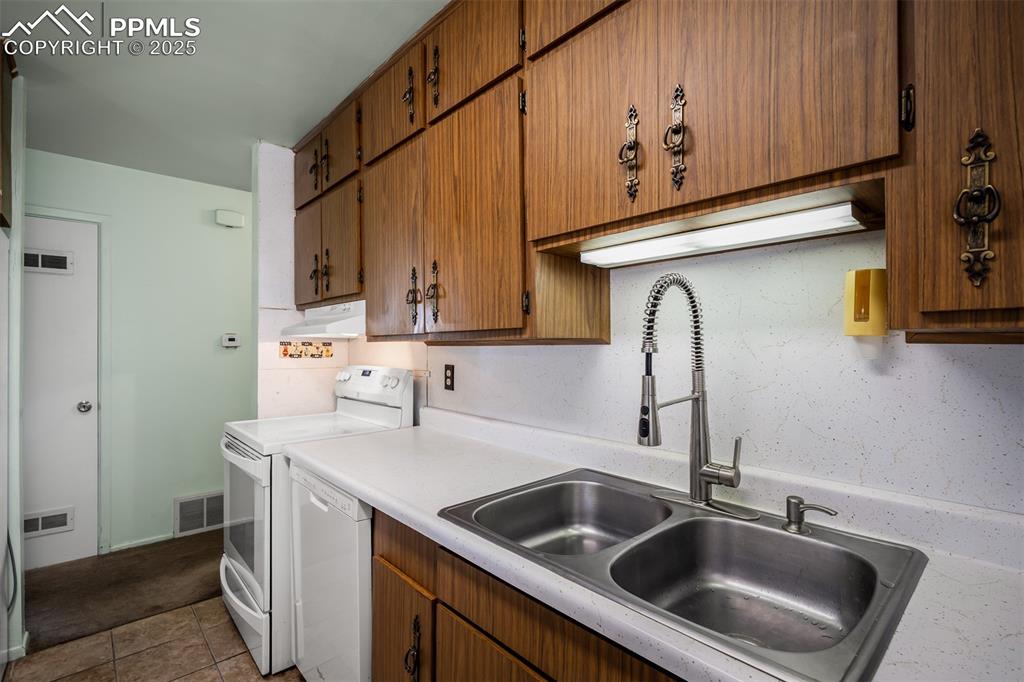 Image 21 of 45: Kitchen