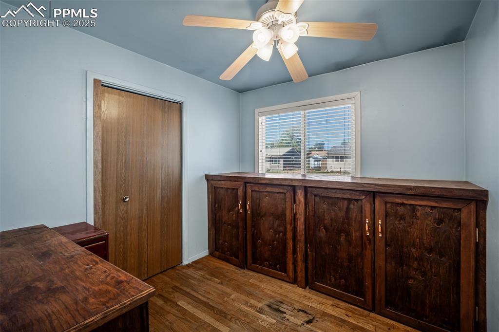 Image 26 of 45: Office