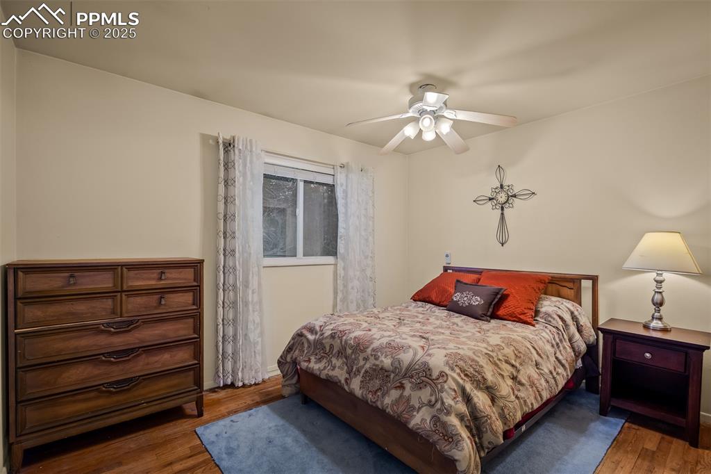 Image 27 of 45: Bedroom