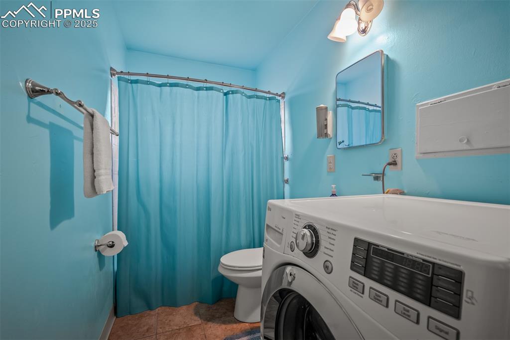 Image 30 of 45: Bathroom