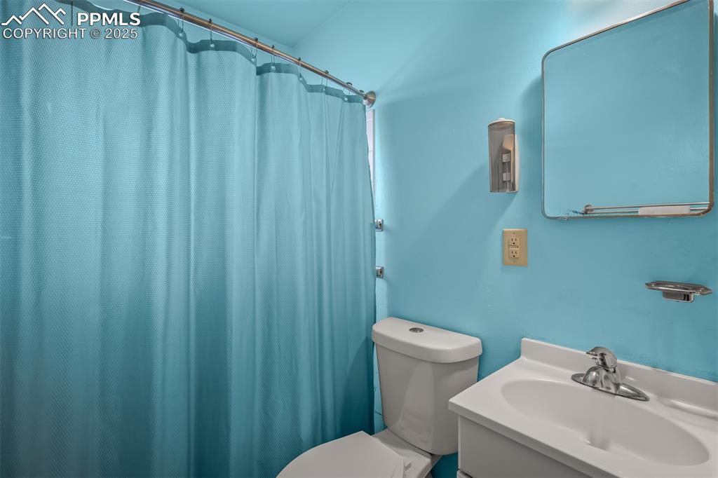 Image 31 of 45: Bathroom