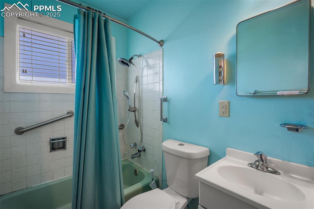 Image 32 of 45: Bathroom