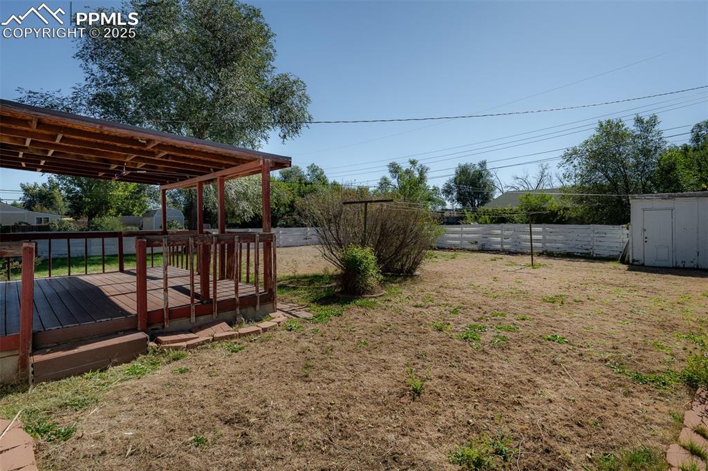 Image 34 of 45: Yard