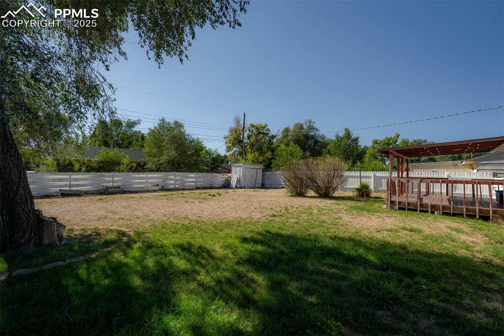 Image 39 of 45: Yard