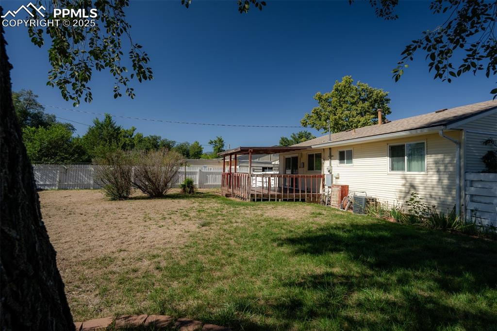 Image 40 of 45: Yard