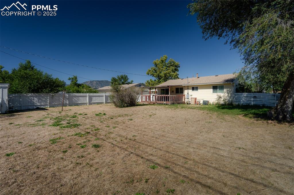 Image 42 of 45: Yard