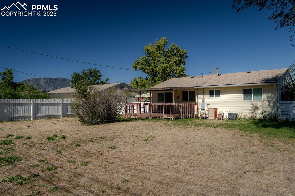 Image 43 of 45: Yard