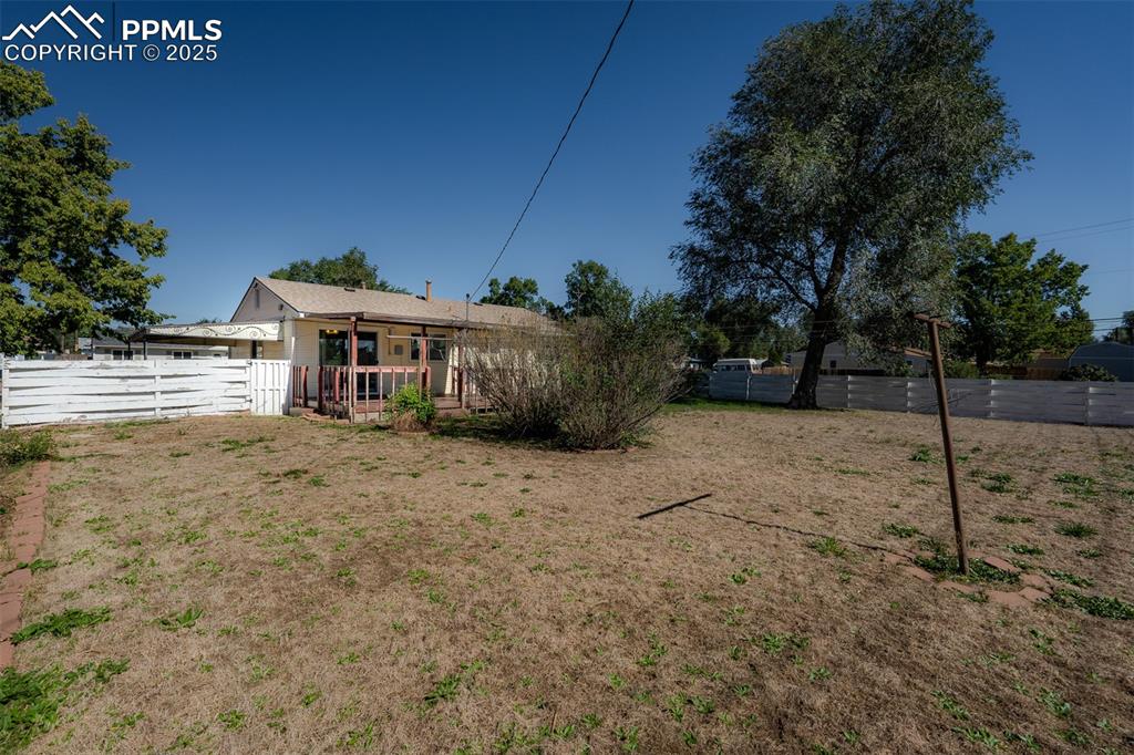 Image 44 of 45: Yard