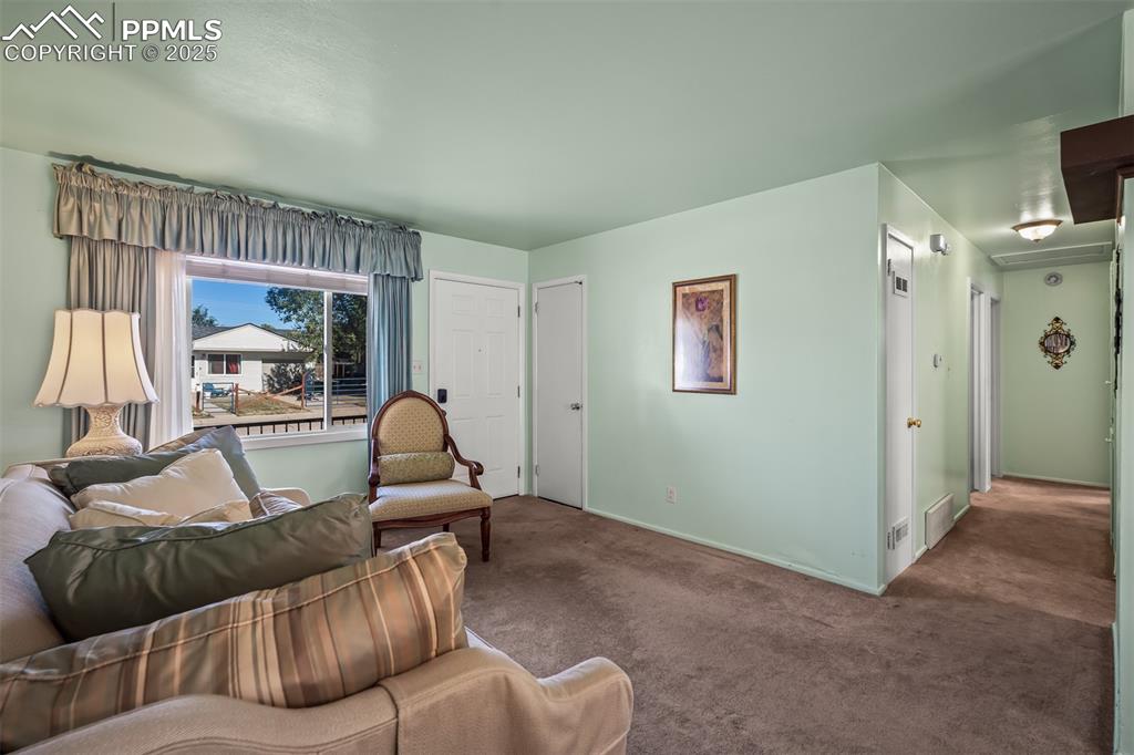 Image 9 of 45: Sitting Room