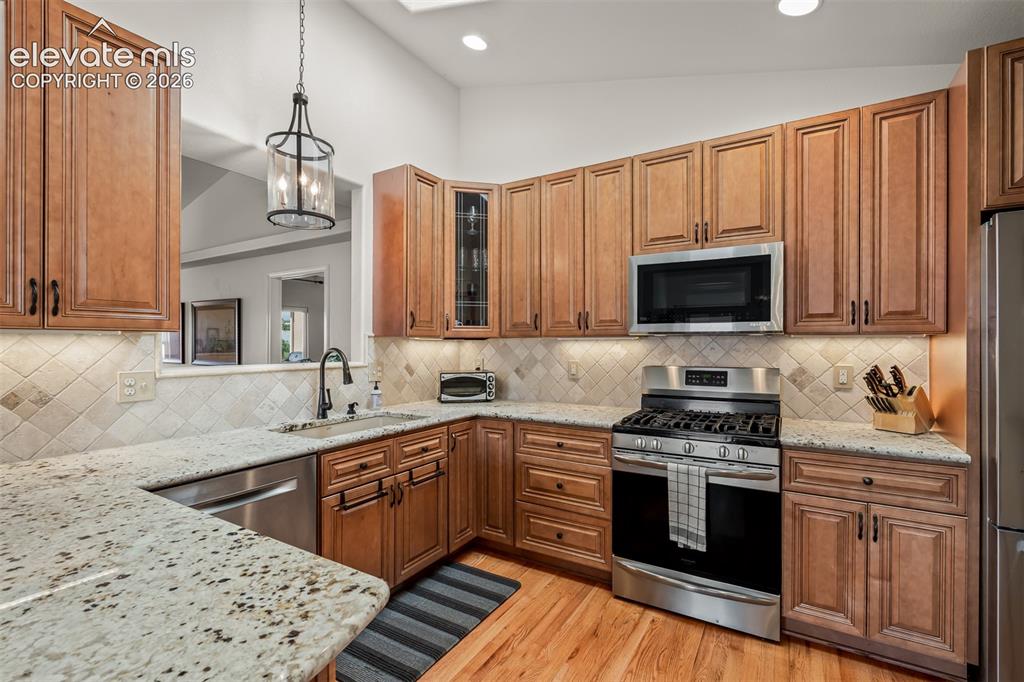 Image 17 of 47: Kitchen