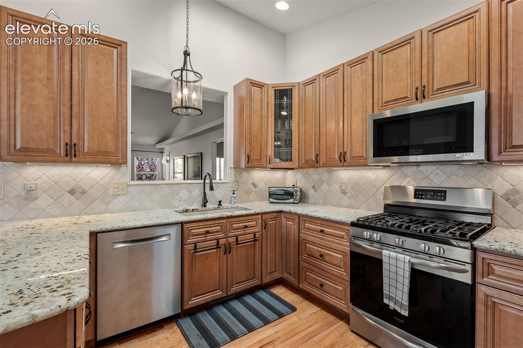 Image 19 of 47: Kitchen