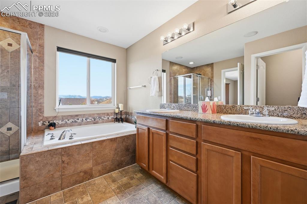 Image 22 of 38: Bathroom