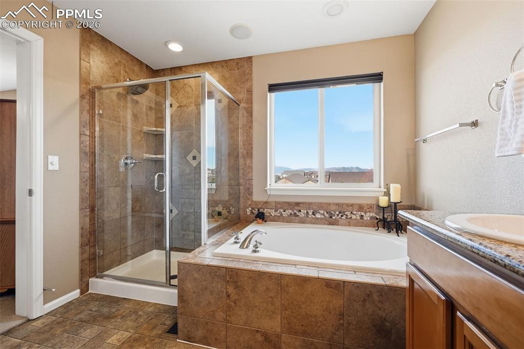 Image 23 of 38: Bathroom