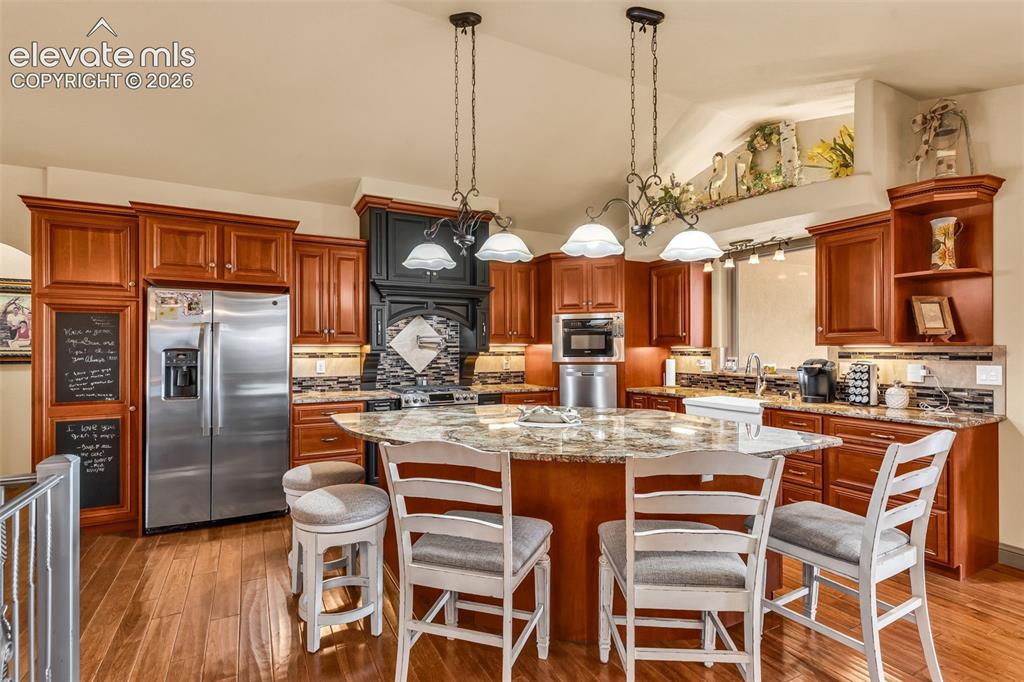Image 10 of 50: Kitchen