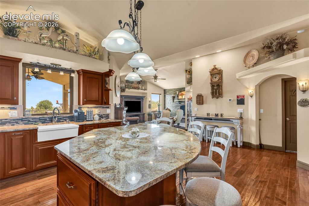Image 11 of 50: Kitchen
