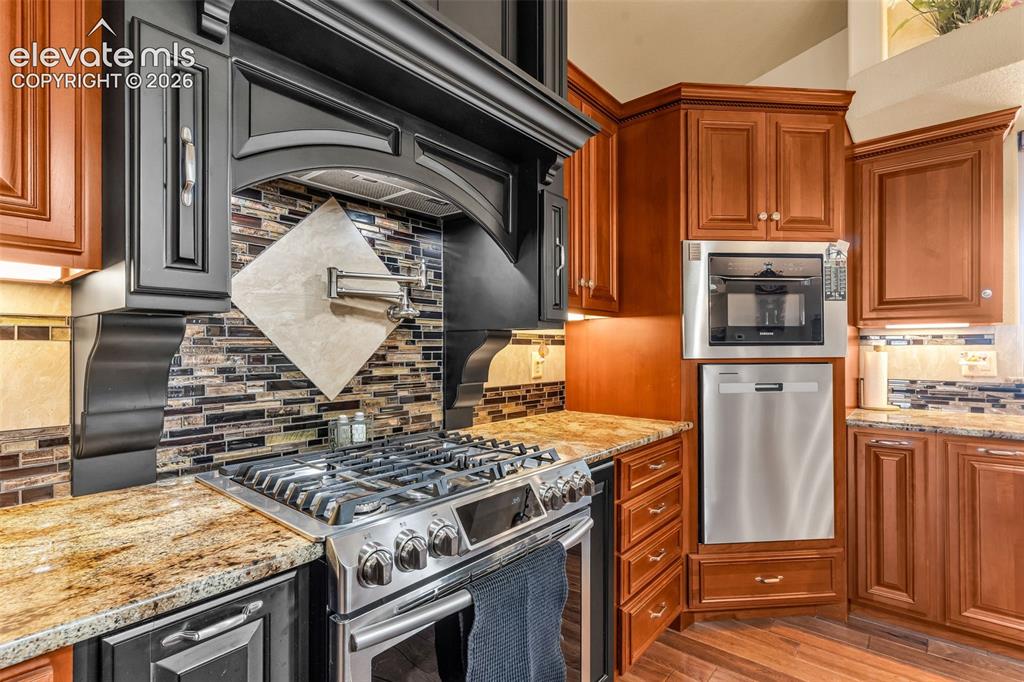 Image 13 of 50: Kitchen