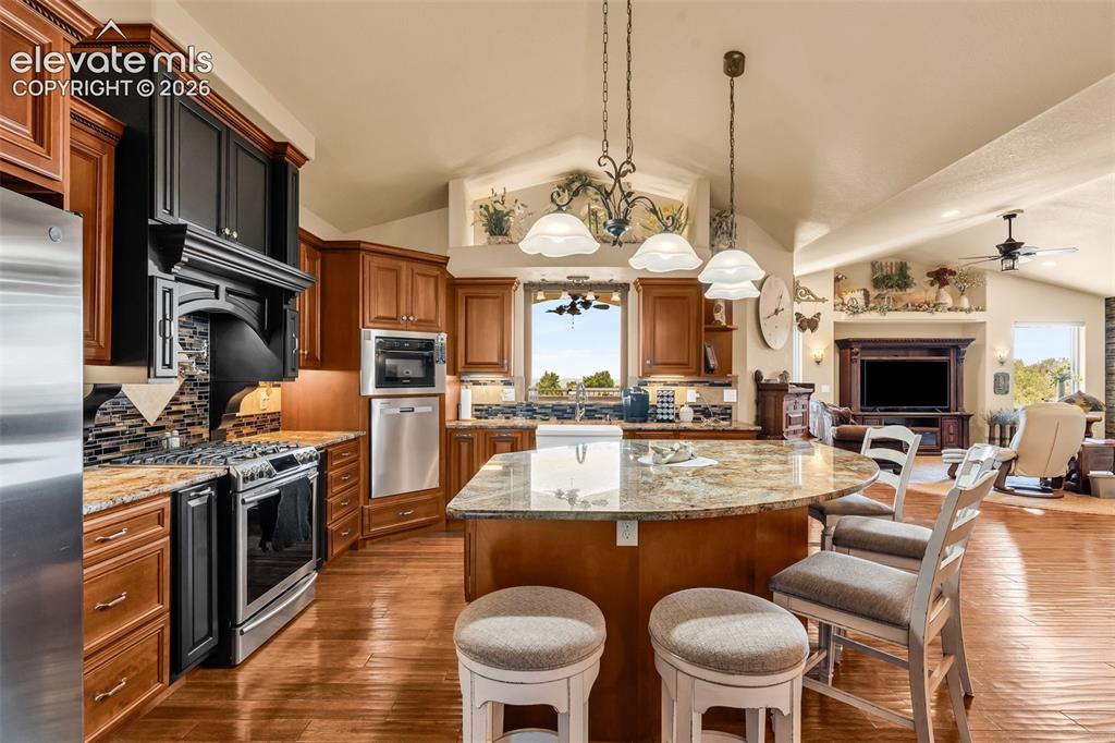 Image 9 of 50: Kitchen
