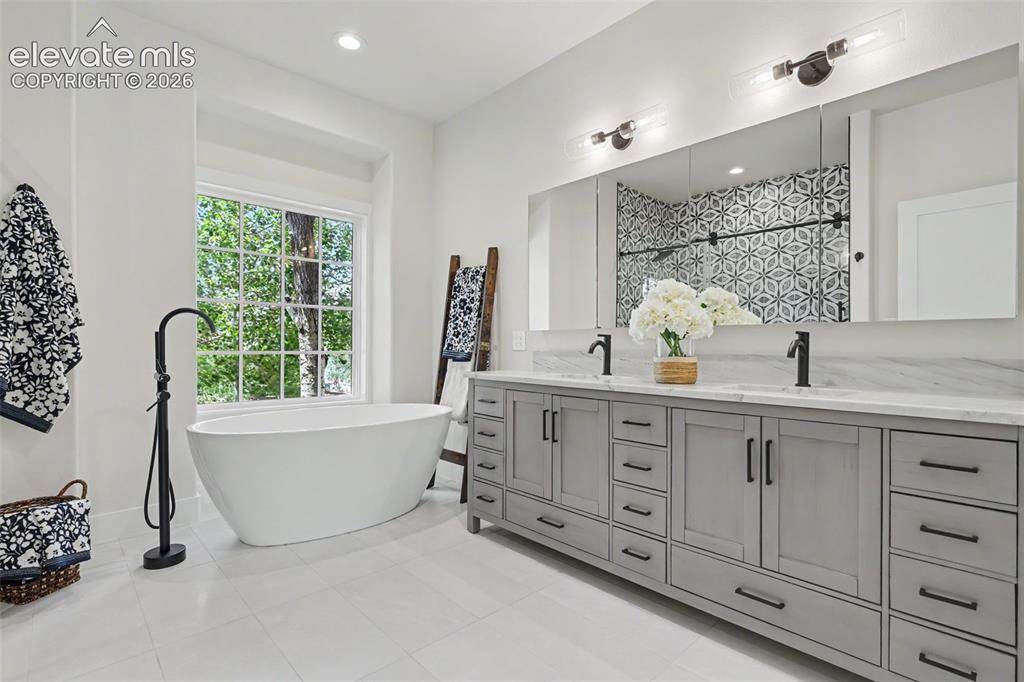 Image 16 of 33: Bathroom