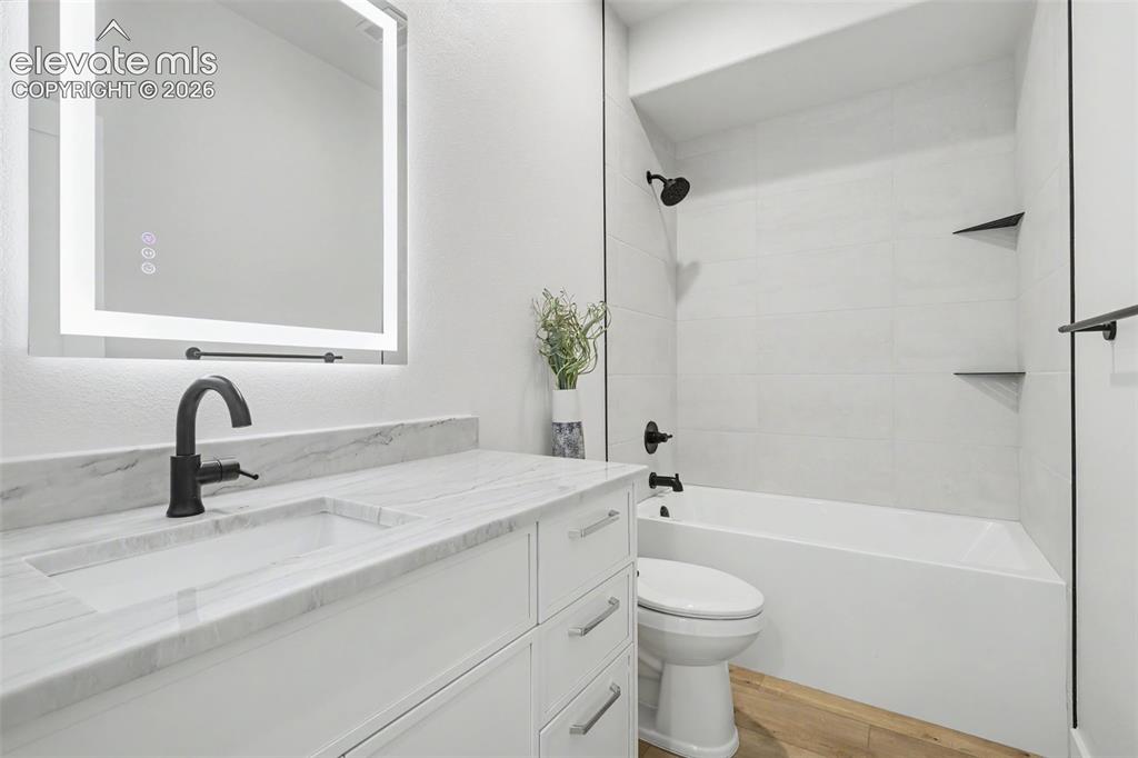 Image 23 of 33: Bathroom
