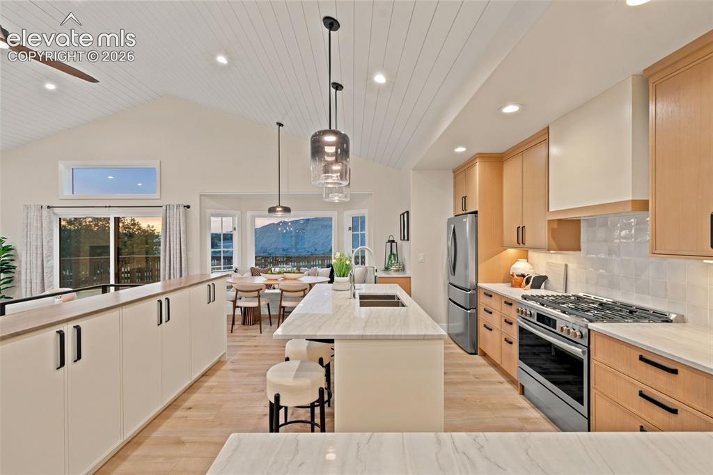 Image 6 of 33: Kitchen