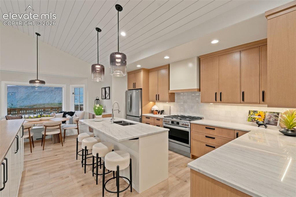 Image 7 of 33: Kitchen