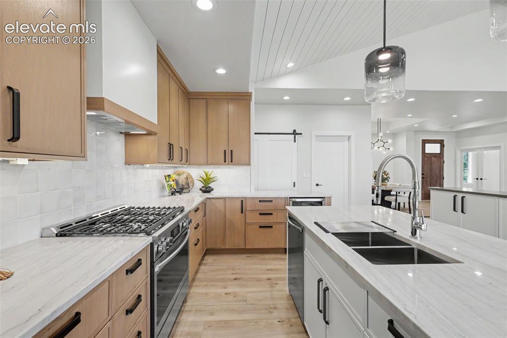 Image 8 of 33: Kitchen