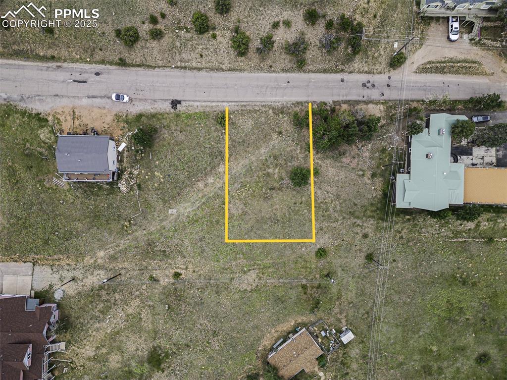 Image 2 of 12: Property lines are approximate and not a survey.