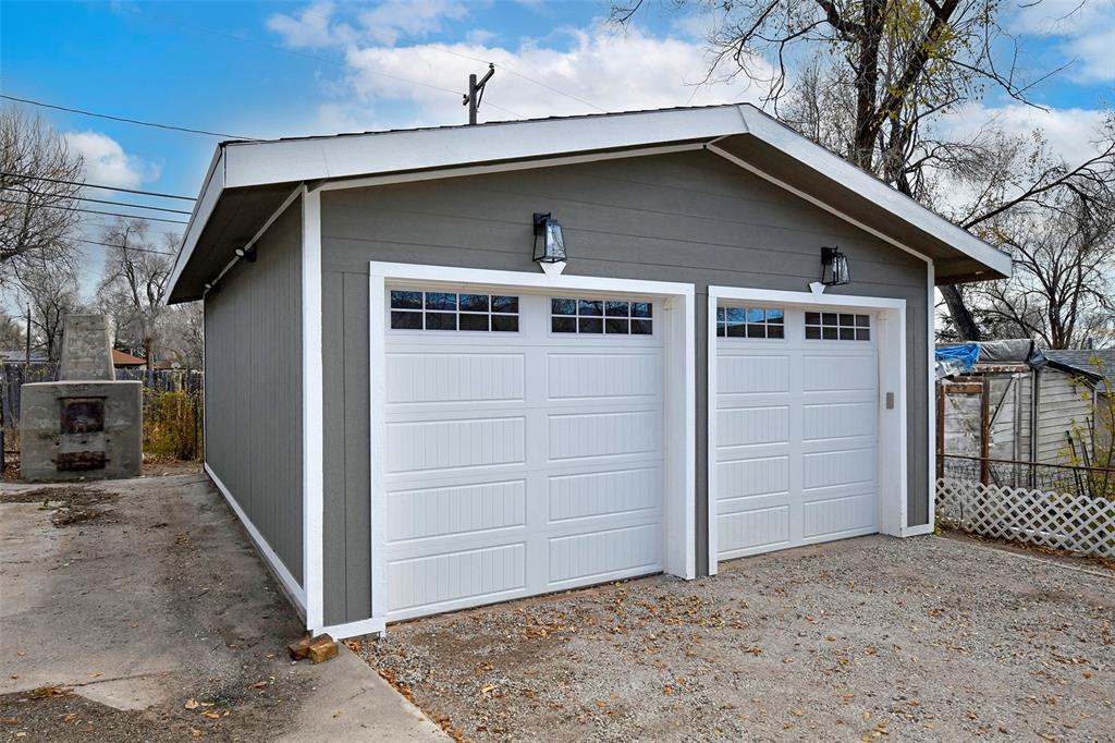 Image 17 of 22: Garage