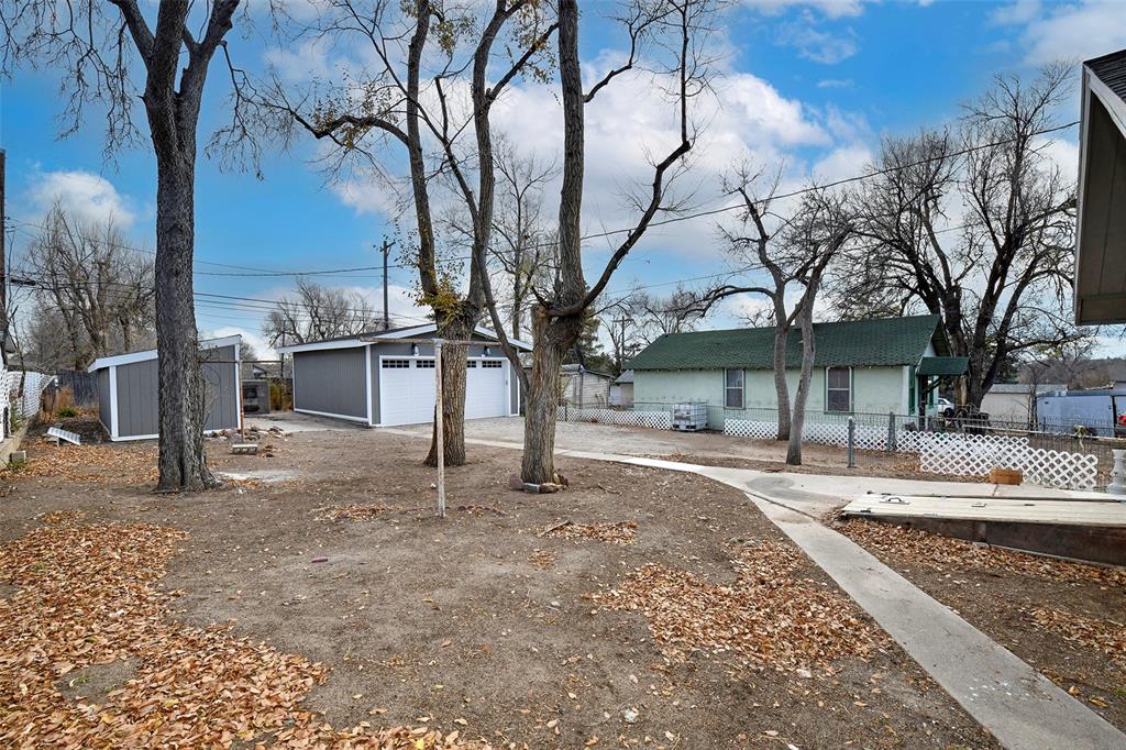 Image 18 of 22: Yard