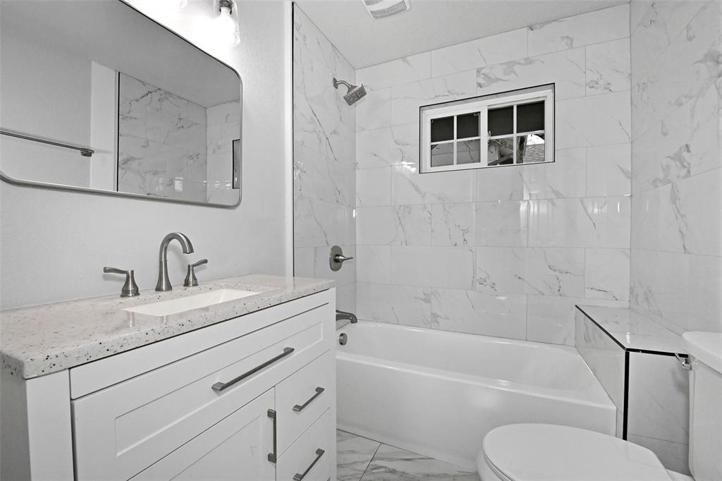 Image 5 of 22: Bathroom