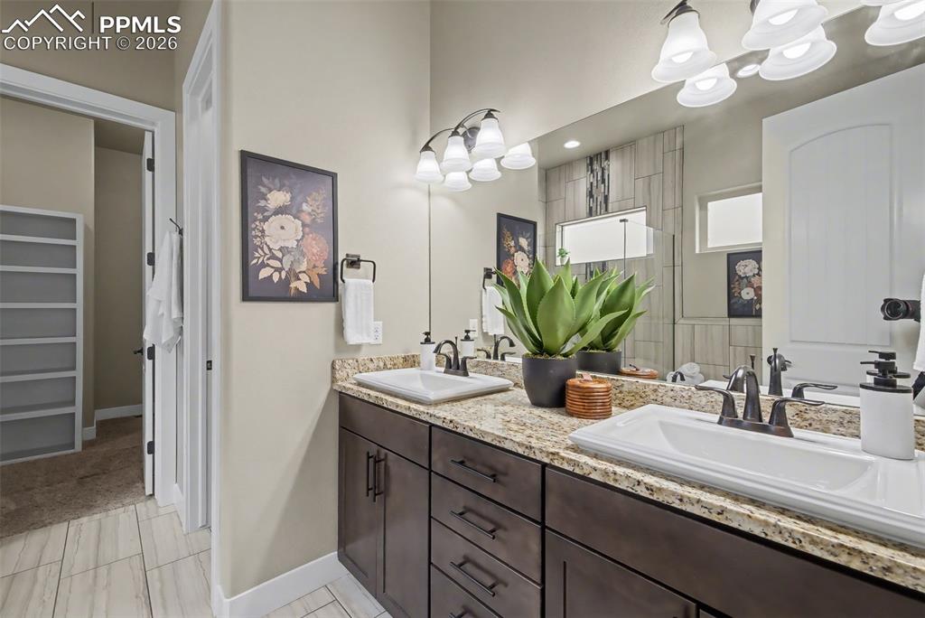 Image 20 of 46: Bathroom