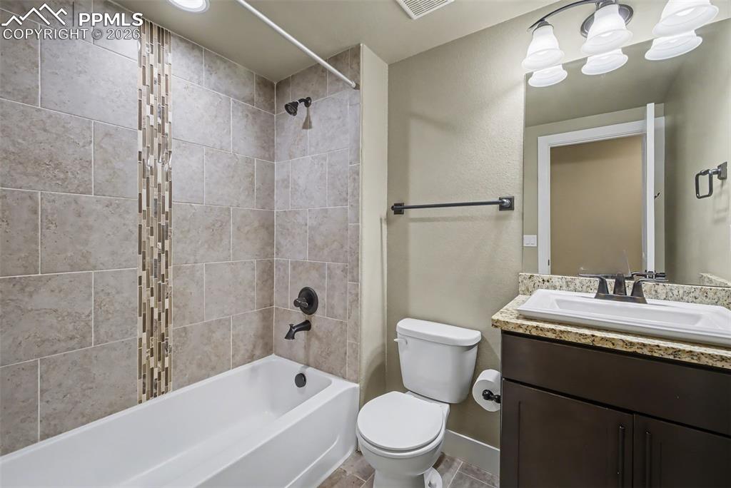 Image 32 of 46: Bathroom