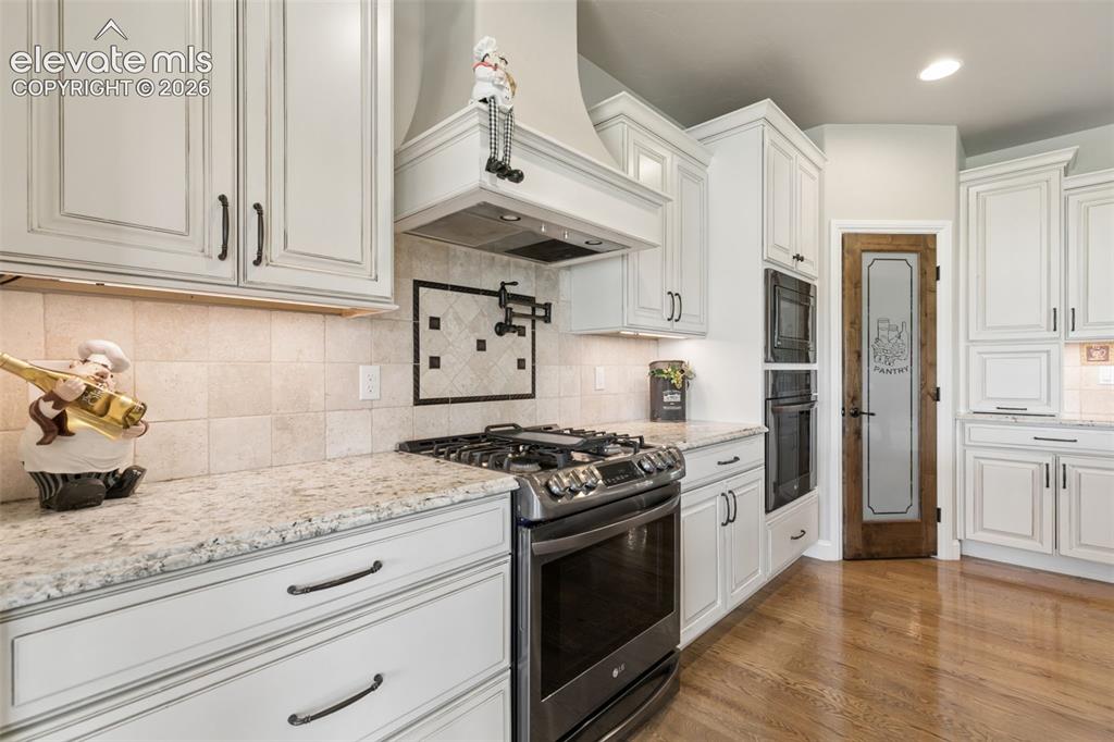 Image 12 of 50: Kitchen
