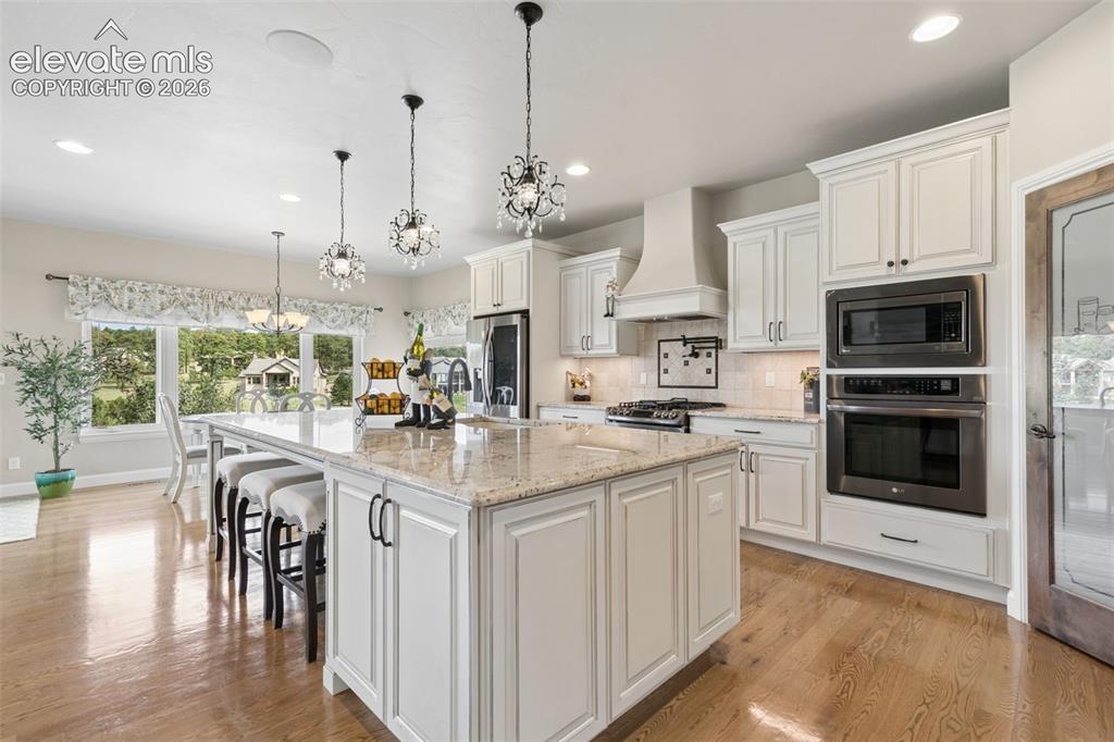 Image 15 of 50: Kitchen