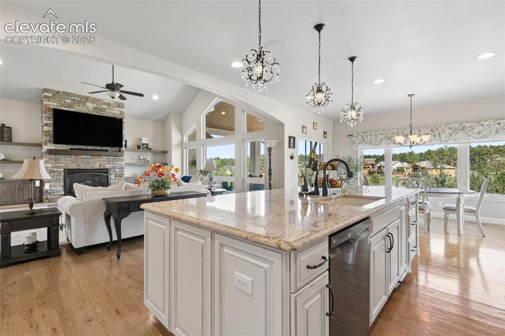 Image 16 of 50: Kitchen