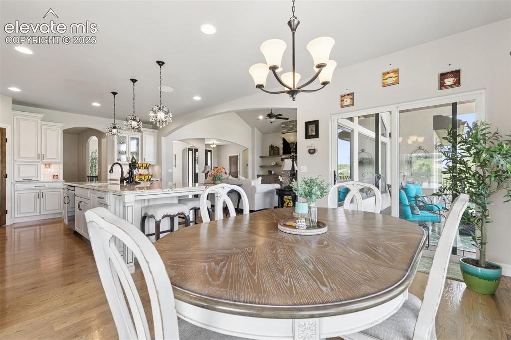 Image 17 of 50: Dining Area